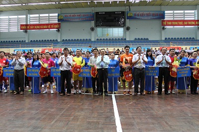 lãnh đạo công ty, các cơ quan, đơn vị tỉnh tặng hoa và cơ lưu niệm cho các đoàn vận động viên.